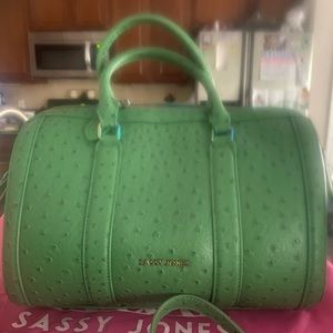 Sassy Jones pretty green pebble comes with shoulder strap and dust bag